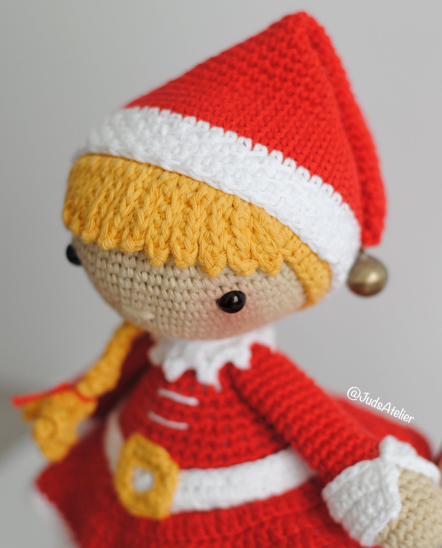 Patrón amigurumi - MAGGIE la ayudante de Papá Noel