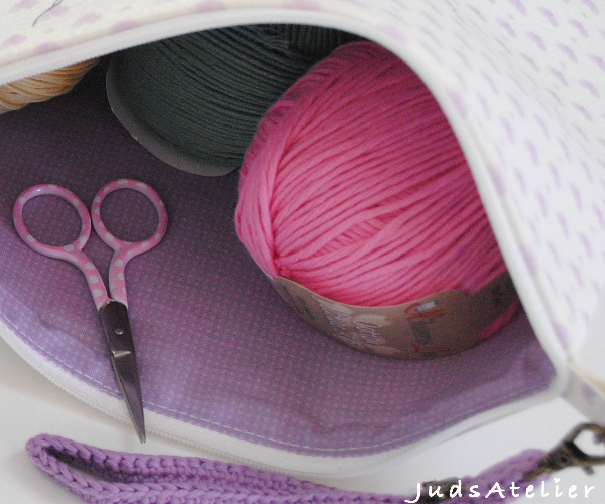 Porta todo de polipiel modelo BASIC con estampado Crochet Coffee