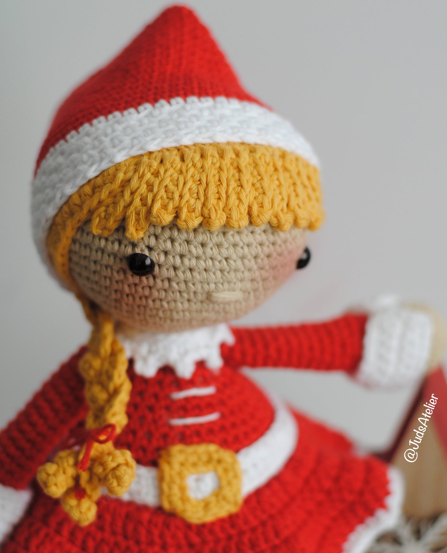 Patrón amigurumi - MAGGIE la ayudante de Papá Noel