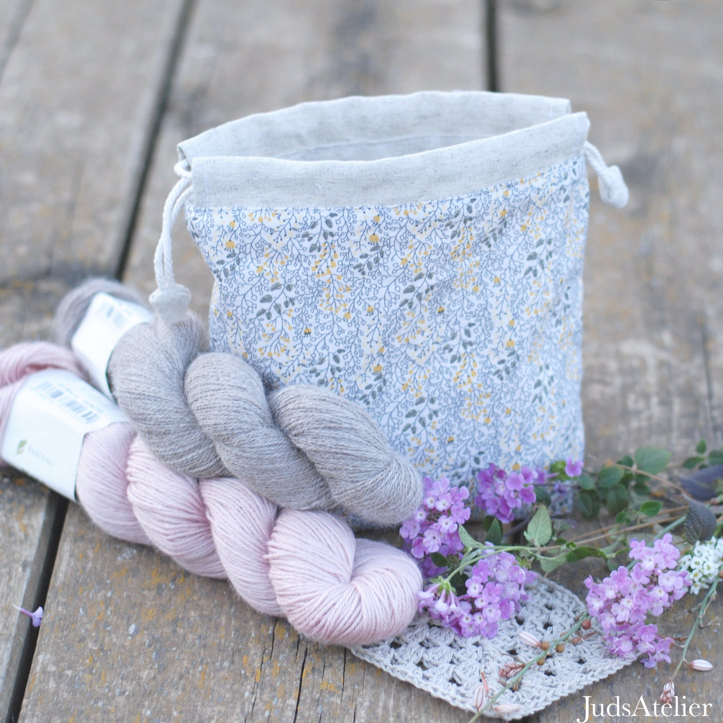 Bolsa de labores modelo ENSUEÑO con estampado floral en tonos ocres
