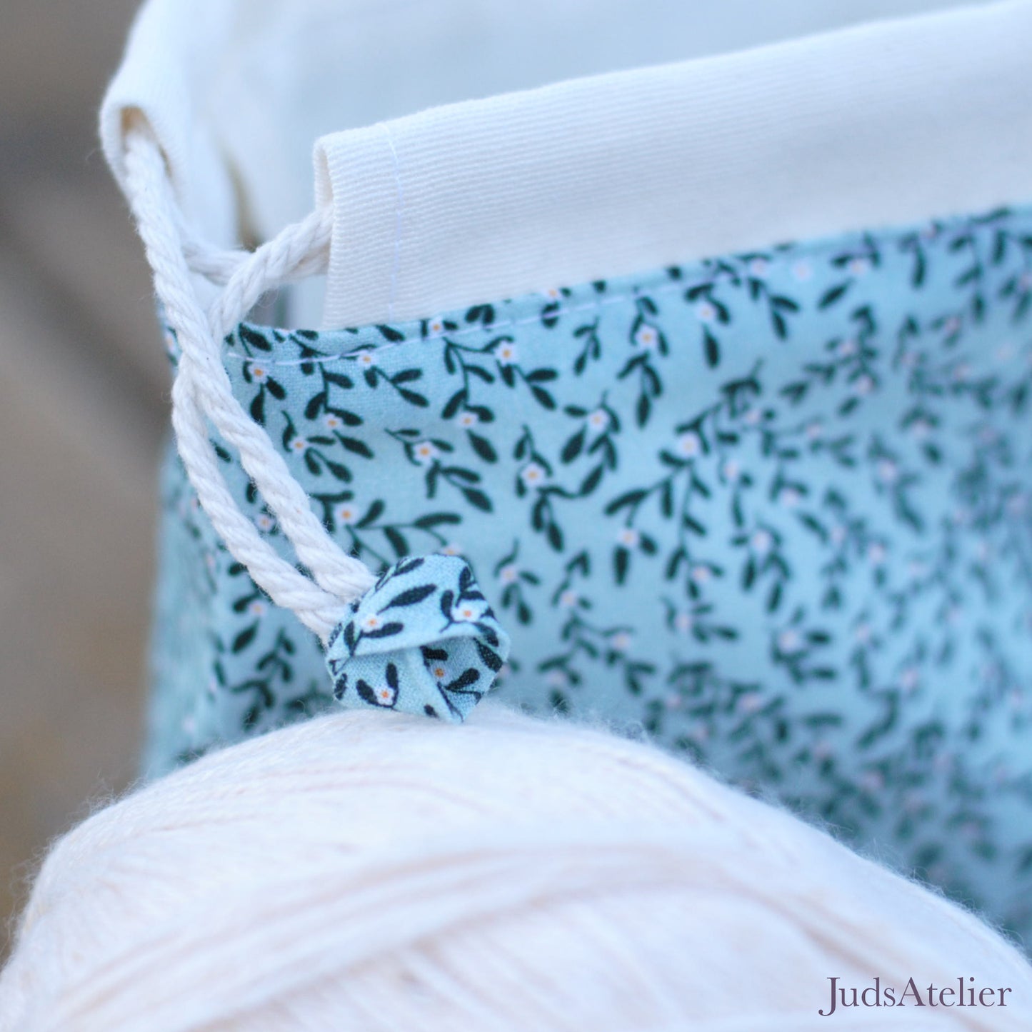 Bolsa de labores modelo ENSUEÑO con estampado floral en tonos verde agua