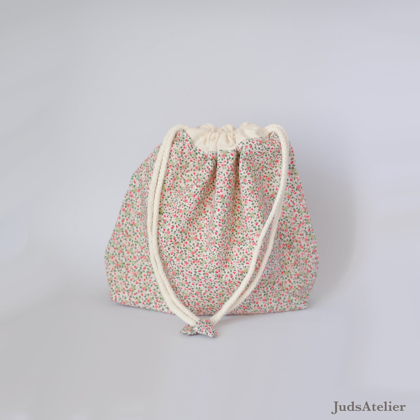 Bolsa de labores modelo ENSUEÑO con estampado floral en tonos rosa y verde