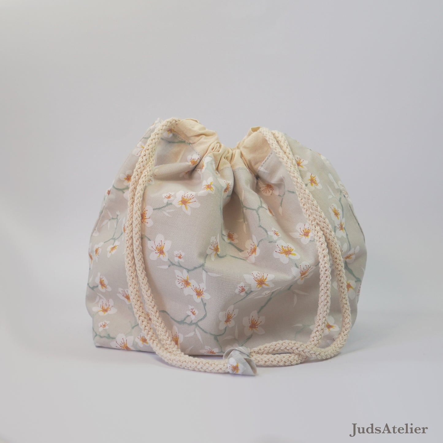 Bolsa de labores modelo ENSUEÑO con estampado flores de almendro gris