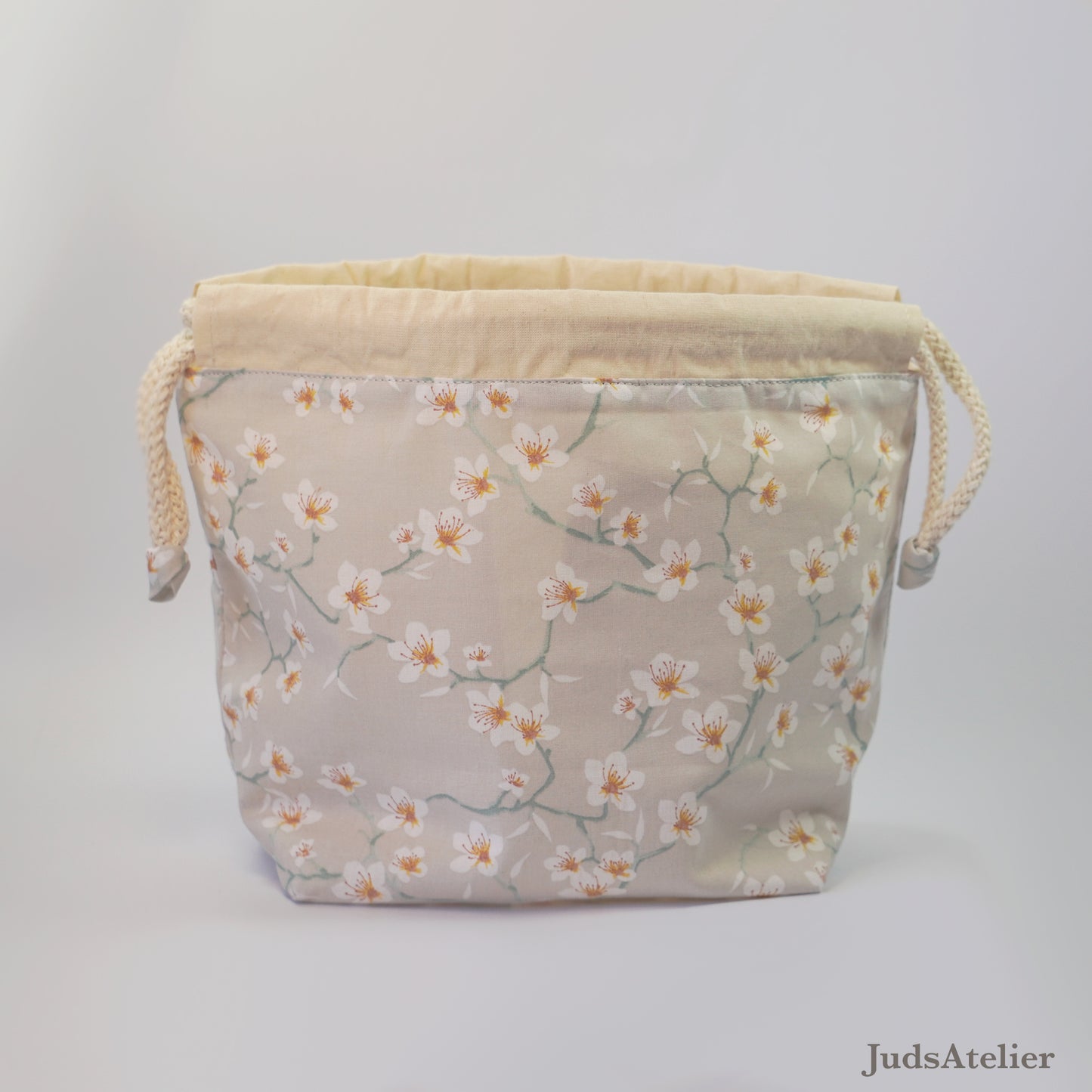 Bolsa de labores modelo ENSUEÑO con estampado flores de almendro gris