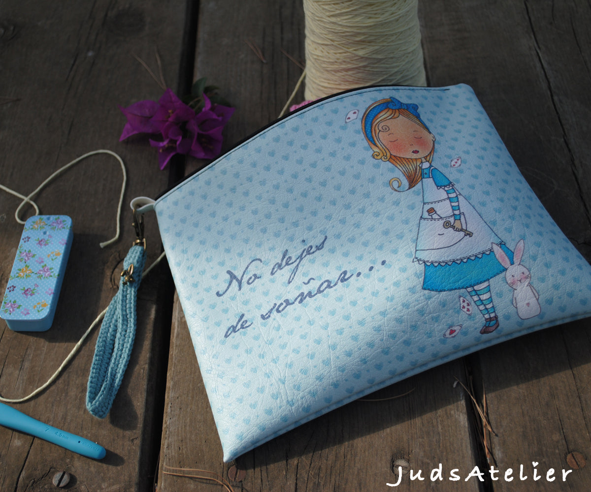 Porta todo de polipiel modelo BASIC con estampado Alice