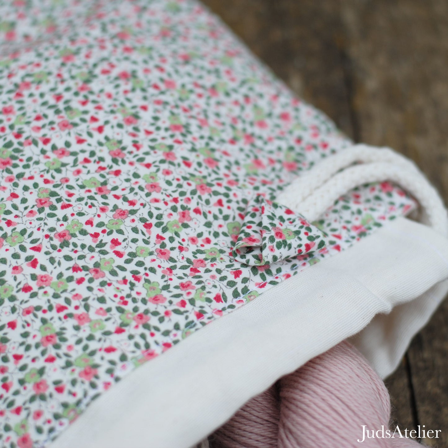 Bolsa de labores modelo ENSUEÑO con estampado floral en tonos rosa y verde