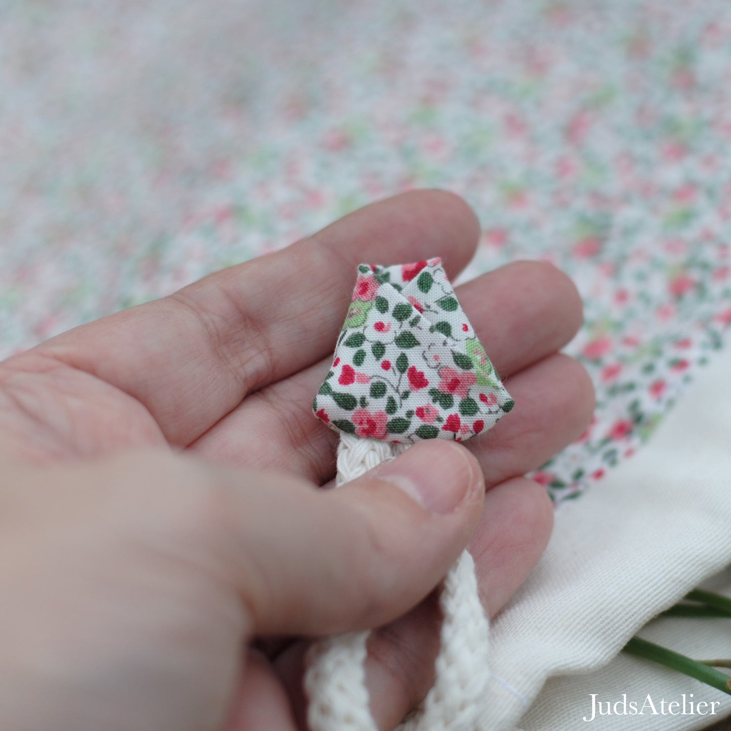 Bolsa de labores modelo ENSUEÑO con estampado floral en tonos rosa y verde