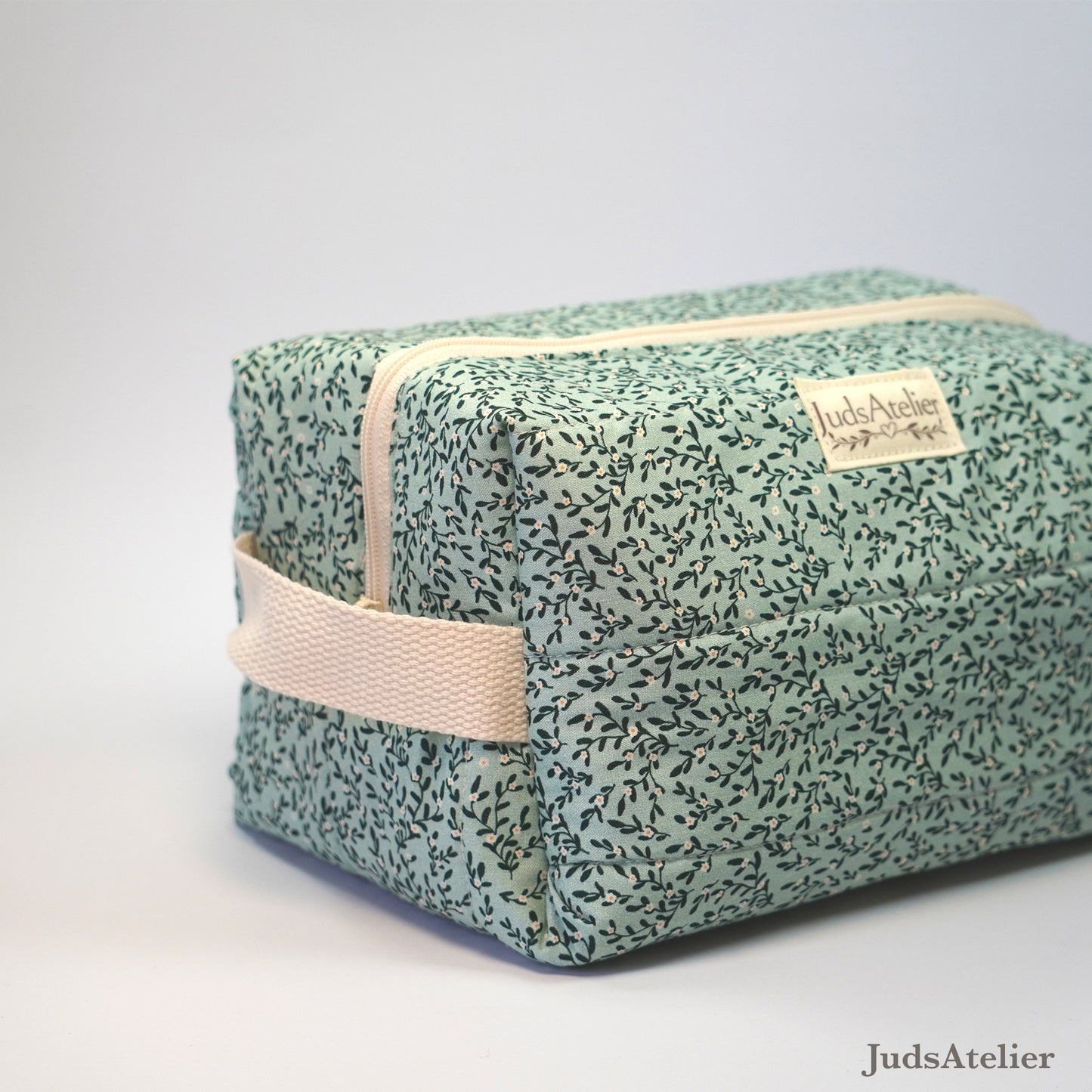 Neceser modelo ESENCIA con estampado floral verde agua