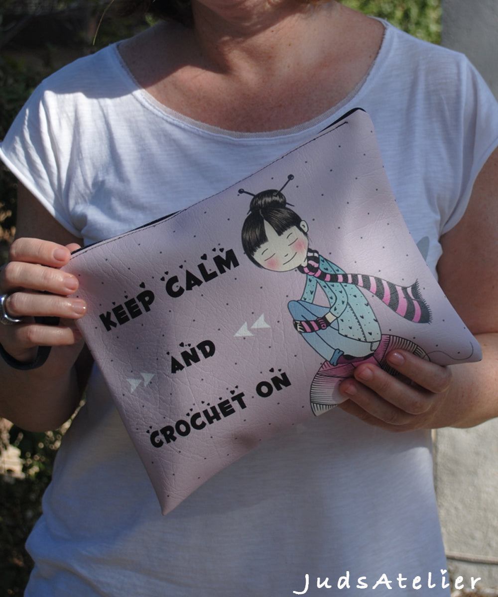 Porta todo de polipiel modelo BASIC con estampado Keep calm & Crochet on