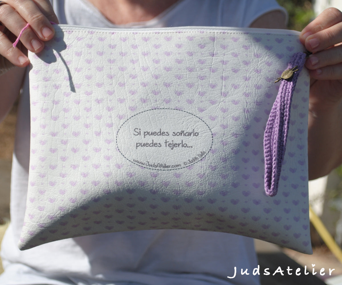 Porta todo de polipiel modelo BASIC con estampado Crochet Coffee
