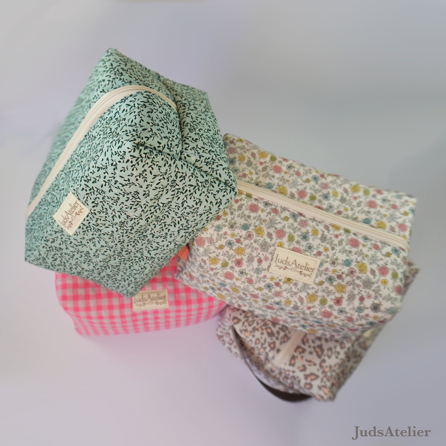Neceser modelo ESENCIA con estampado floral verde agua