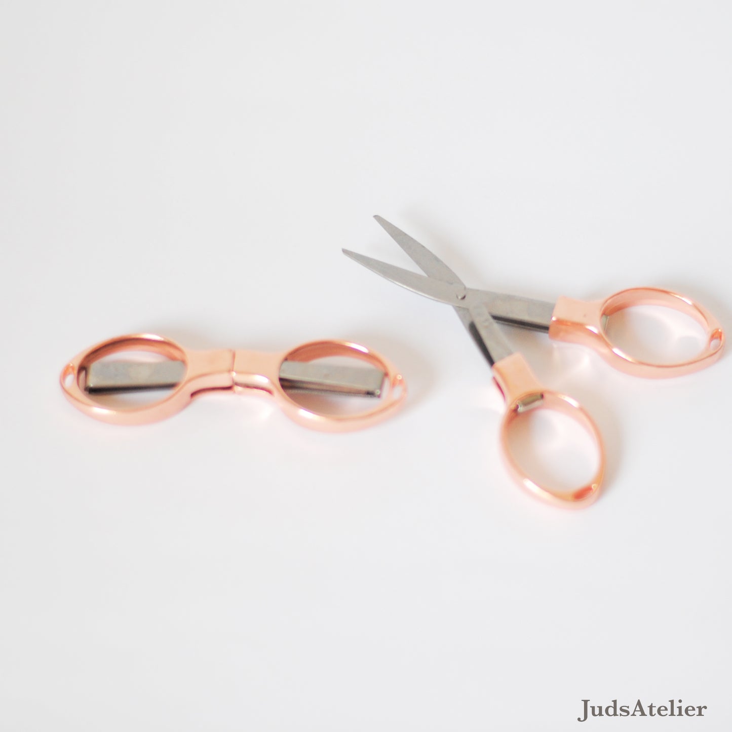 Tijeras plegables en oro rosa