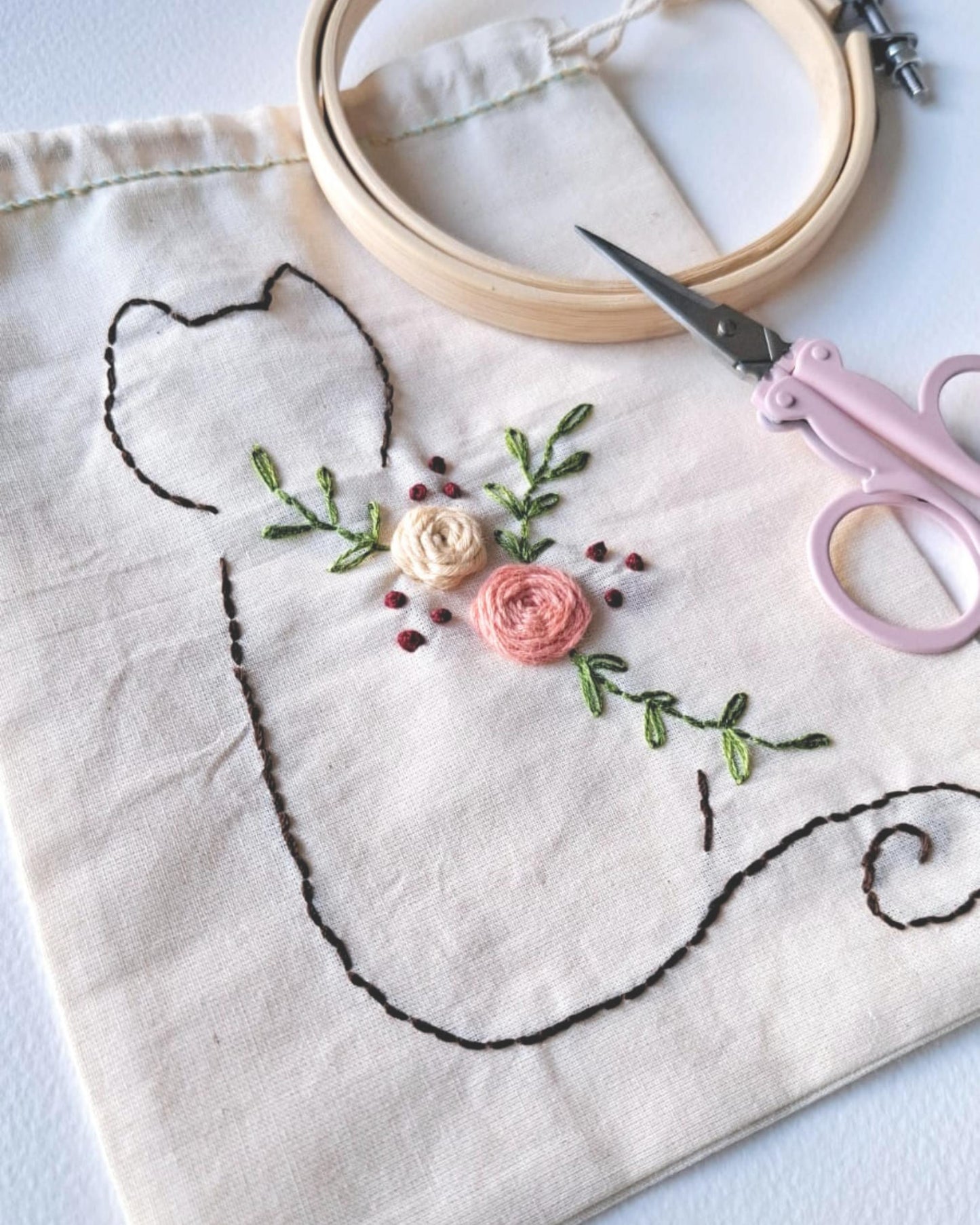 Abecedario Floral para inciarte en el bordado – delicado, minimalista y lleno de encanto