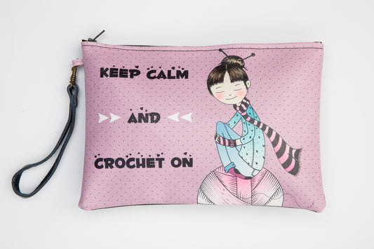 Porta todo de polipiel modelo BASIC con estampado Keep calm & Crochet on