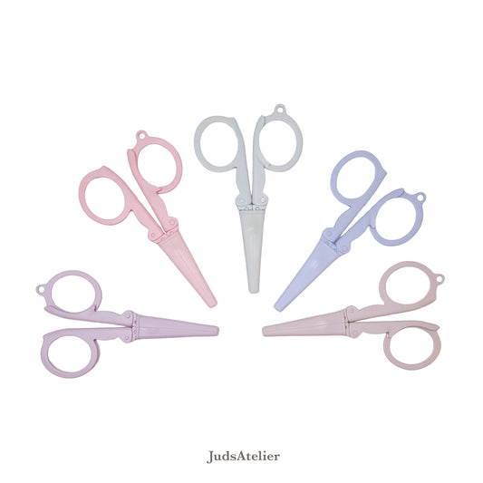 Tijeras plegables en colores variados