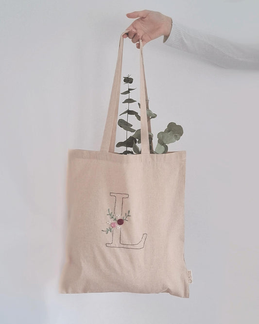 Abecedario Floral para inciarte en el bordado – delicado, minimalista y lleno de encanto