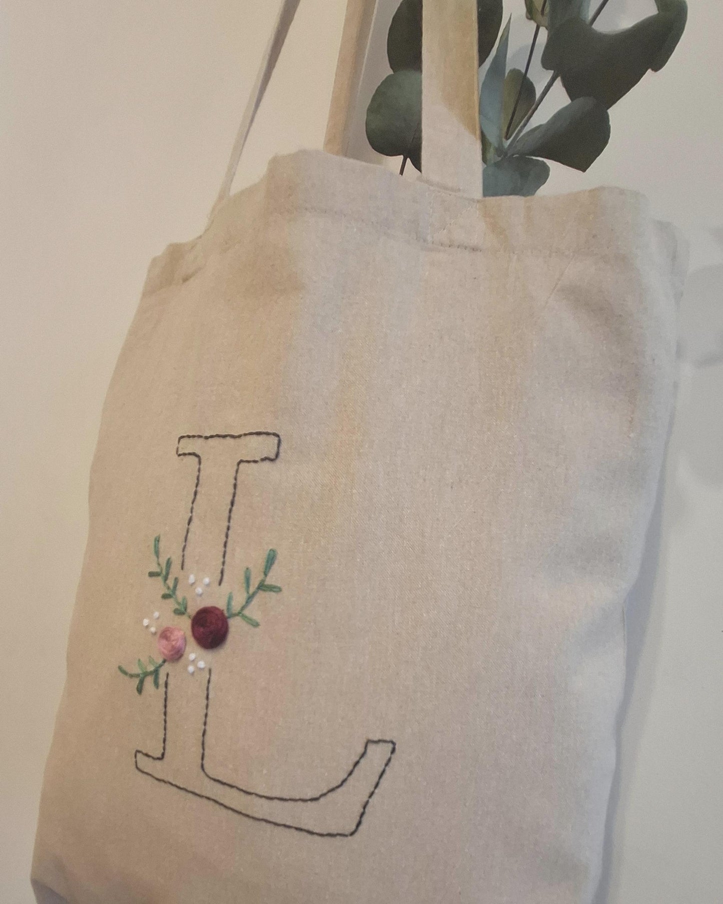 Abecedario Floral para inciarte en el bordado – delicado, minimalista y lleno de encanto